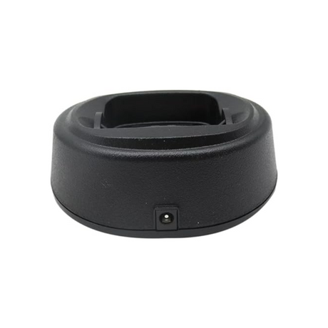 Base cargadora Motorola WPLN4137 para radio portátil EP450 y DEP450, vista lateral con conector de alimentación